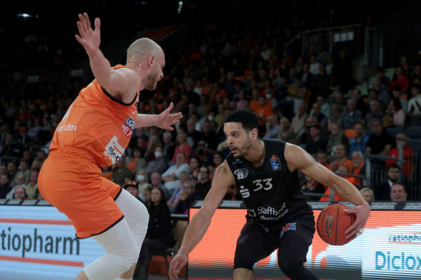 通过社交媒 通过社交媒